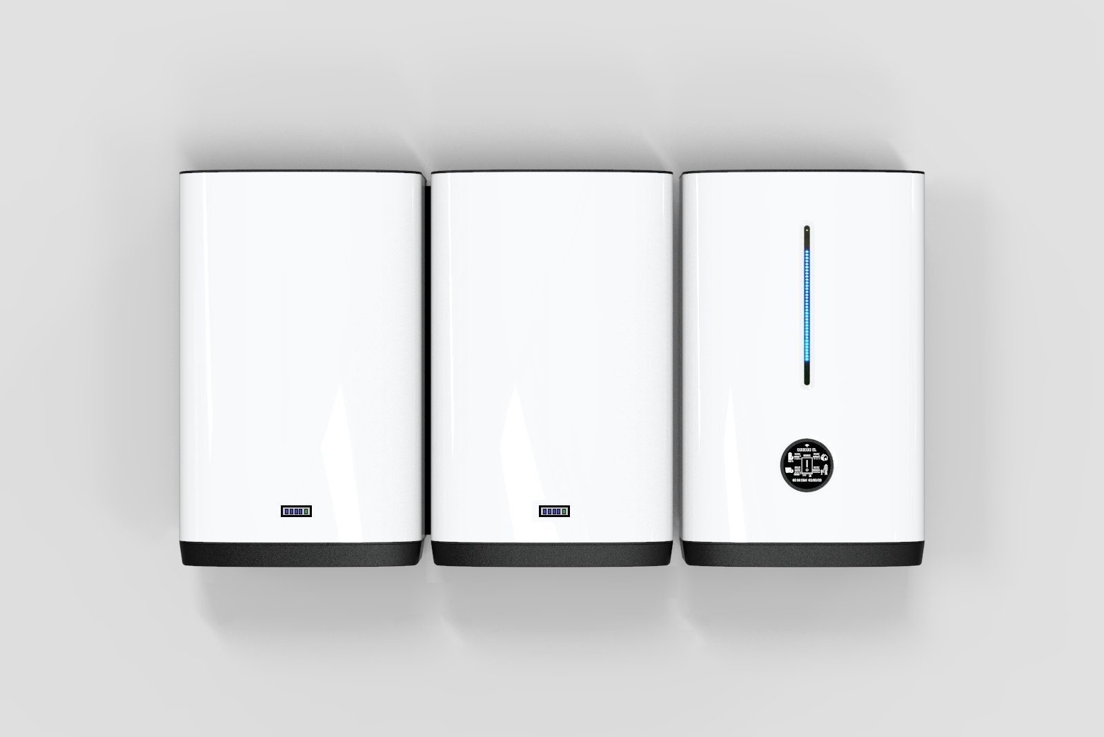 Drie witte batterijmodules naast elkaar tegen een grijze wand, de rechtse met een blauwe ledstrip en een rond label